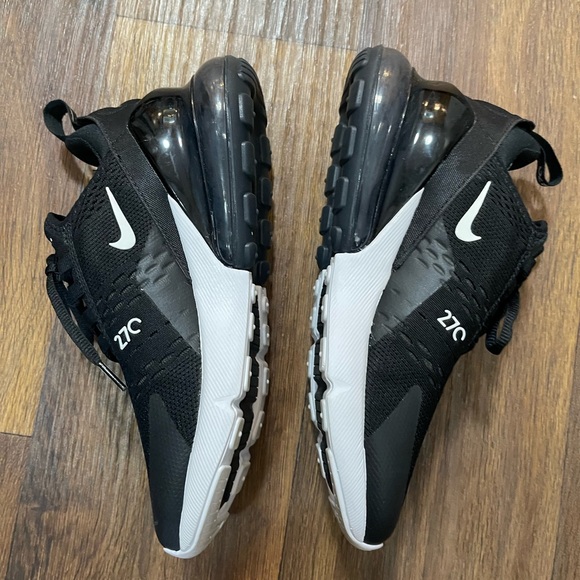 Nike Women's Air Max 270 Shoes, size 8 - Picture 8 of 9